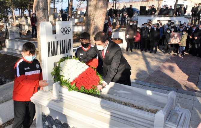 Dünya Ve Olimpiyat Şampiyonu Hamit Kaplan, Mezarı Başında Anıldı