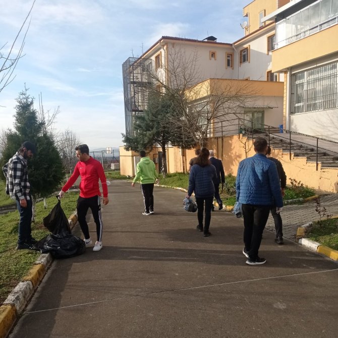 Gençler Huzurevinin Bahçesini Temizledi