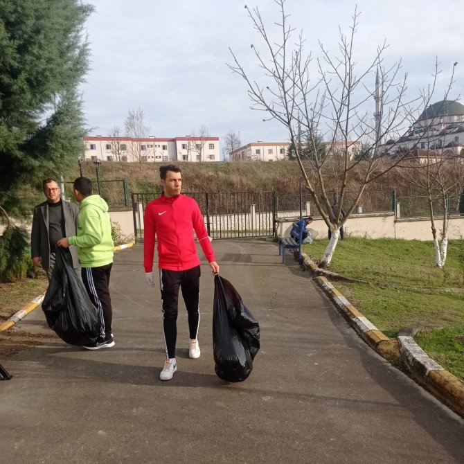 Gençler Huzurevinin Bahçesini Temizledi