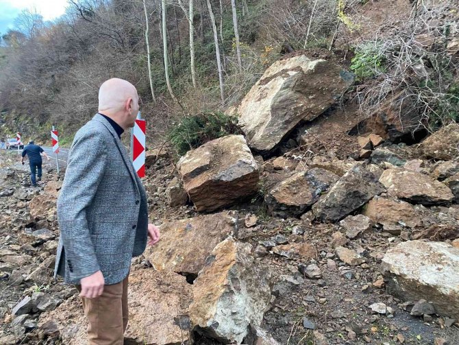 Giresun-dereli Karayolunda Heyelan
