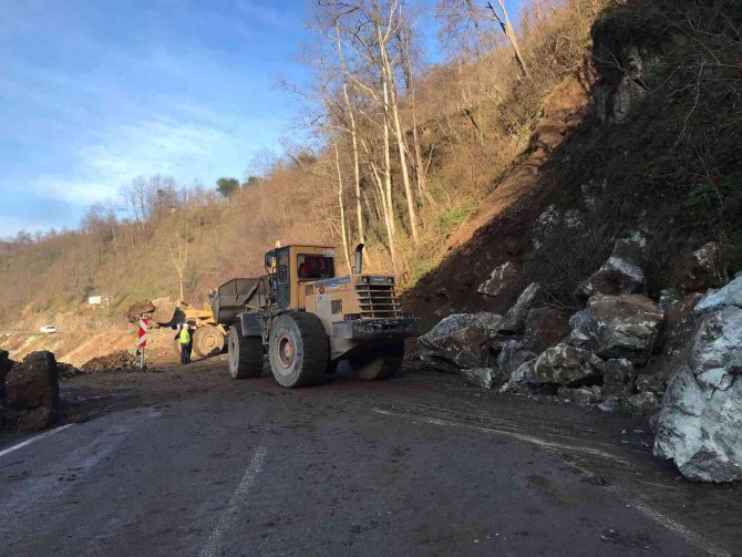 Heyelan Nedeniyle Kapanan Yol Ulaşıma Açıldı