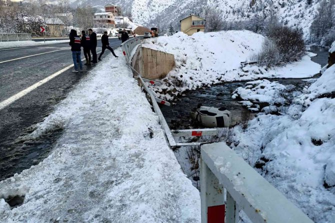 Otomobil Köprüden Harşit Çayına Uçtu: 1 Yaralı