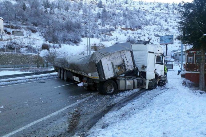 Un Yüklü Tır Buzlu Yolda Kaza Yaptı: 1 Yaralı