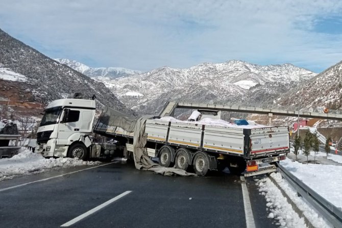Un Yüklü Tır Buzlu Yolda Kaza Yaptı: 1 Yaralı