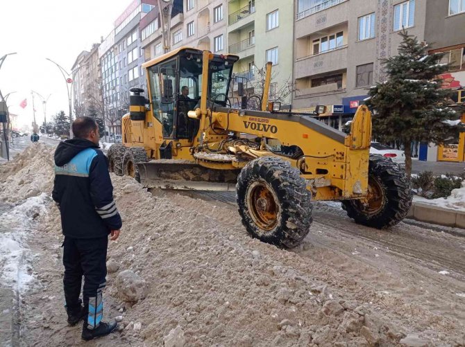 Hakkari Belediyesinden Buz Ve Karla Mücadele Çalışmaları