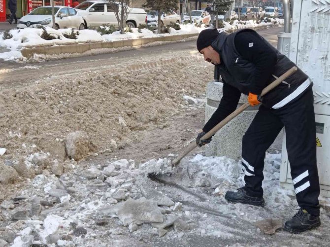 Hakkari Belediyesinden Buz Ve Karla Mücadele Çalışmaları