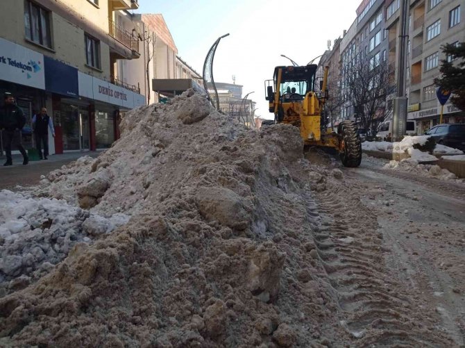 Hakkari Belediyesinden Buz Ve Karla Mücadele Çalışmaları