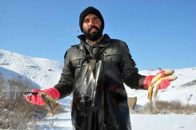 Yüksekova’da Buz Tutan Derede Kazma Ve Kürekli ’Eskimo Usulü’ Balık Avı