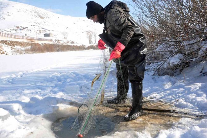 Yüksekova’da Buz Tutan Derede Kazma Ve Kürekli ’Eskimo Usulü’ Balık Avı