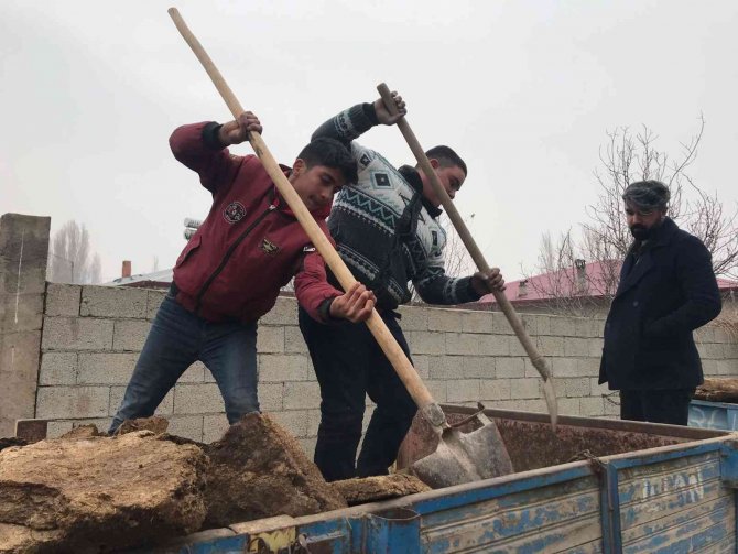 Iğdır’da Tezek Yakma Geleneği Devam Ediyor