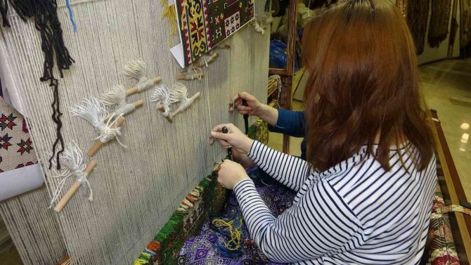 Ispartalı Kadınlar Halı Dokumacılığını Tekrar Canlandırıyor