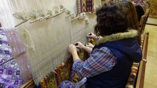 Ispartalı Kadınlar Halı Dokumacılığını Tekrar Canlandırıyor