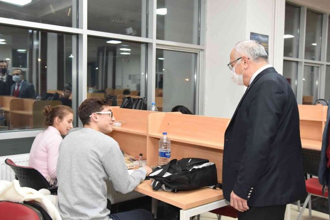 Rektör Ak, Sınav Öncesi Öğrencilerle Biraraya Geldi.