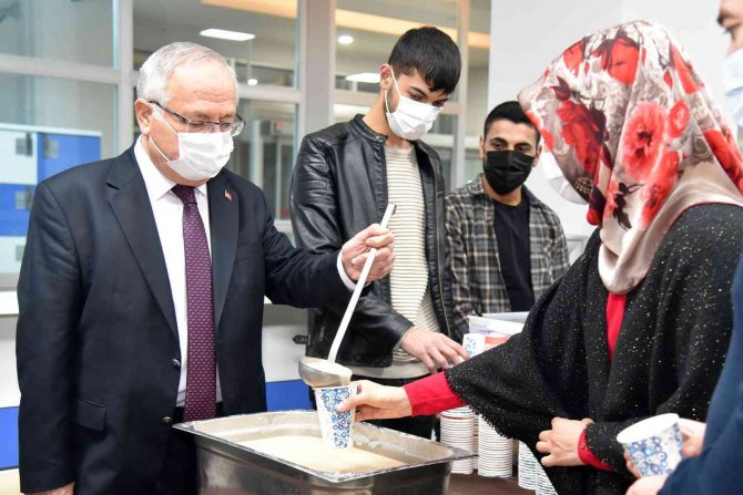 Rektör Ak, Sınav Öncesi Öğrencilerle Biraraya Geldi.