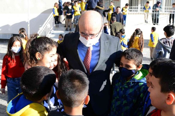 Belediye Başkanı Ekicioğlu, Okul Ziyaretleri İle Talepleri Yerinde Alıyor