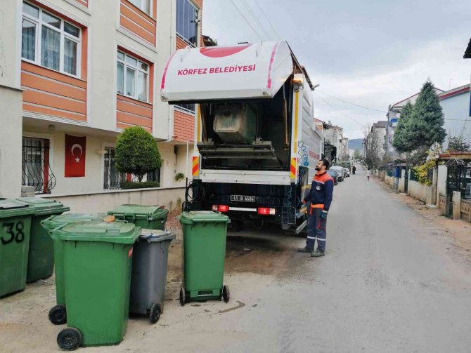 Körfez’de Çöp Konteynırları Temizleniyor