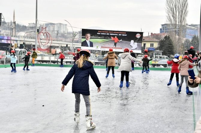 Buz Pateni Pisti Yoğun İlgi Görüyor
