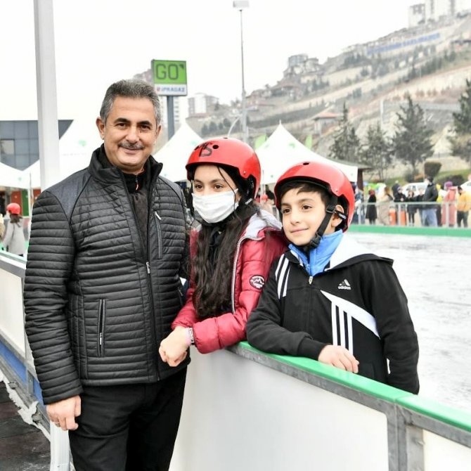 Buz Pateni Pisti Yoğun İlgi Görüyor