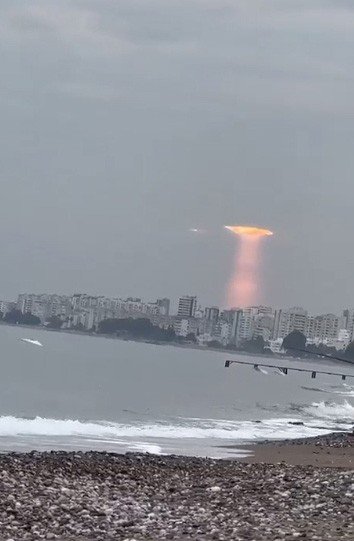 Mersin’de Bulutların Arasından Yansıyan Gün Işığı Şaşırttı