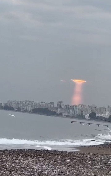 Mersin’de Bulutların Arasından Yansıyan Gün Işığı Şaşırttı