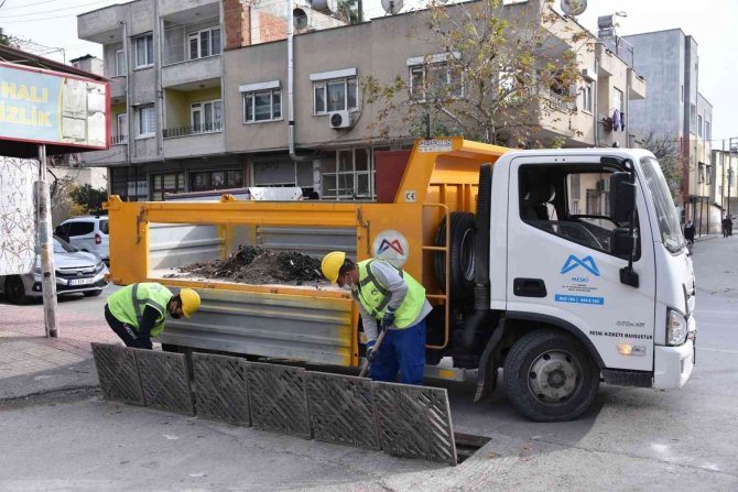Yağışlara Karşı Menfez Ve Izgaralar Temizleniyor