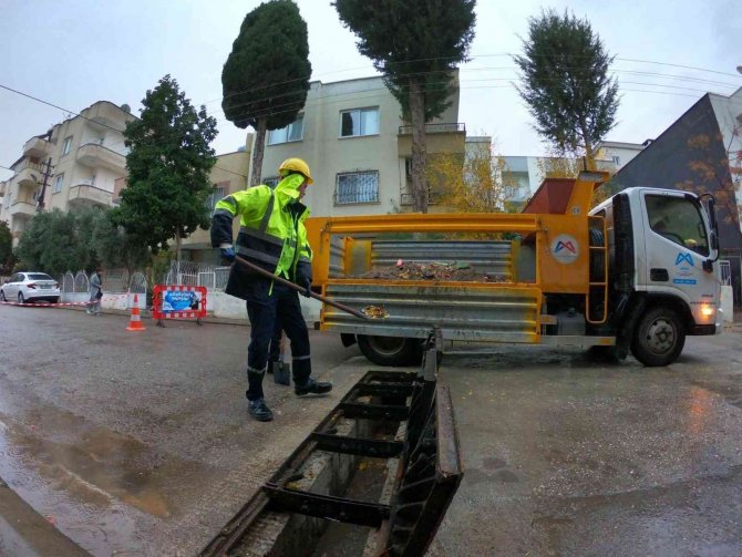Yağışlara Karşı Menfez Ve Izgaralar Temizleniyor