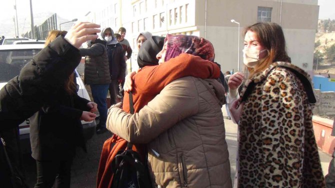 Bakan Özer, 3 Yıldır Eşinden Ayrı Olan Öğretmene Hayatının Mutluluğunu Yaşattı