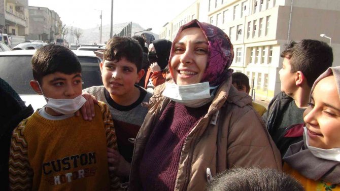 Bakan Özer, 3 Yıldır Eşinden Ayrı Olan Öğretmene Hayatının Mutluluğunu Yaşattı