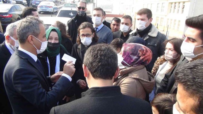 Bakan Özer, 3 Yıldır Eşinden Ayrı Olan Öğretmene Hayatının Mutluluğunu Yaşattı