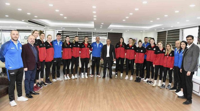Uysal’dan Muratpaşa’nın Sultanlarına: “Antalya’mıza Şampiyonluk Yaşatalım”