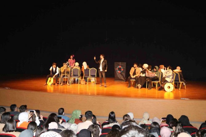 Nevü Öğrencileri ‘Ölüler Konuşmak İ̇sterler’ Adlı Tiyatro Oyununu Sahneledi