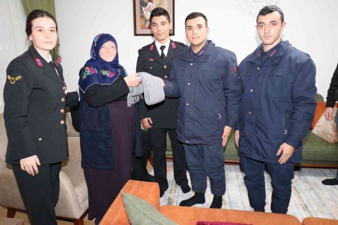 Sivil Şehit Annesinden Mehmetçiğe Atkı