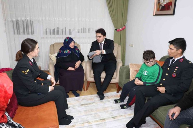 Sivil Şehit Annesinden Mehmetçiğe Atkı