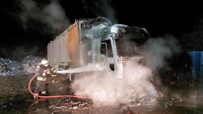 Samsun’da Çöp Yüklü Tır Alev Alev Yandı