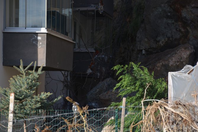 Kaya Parçasının Zarar Verdiği Binadaki Hane Sakinleri Tahliye Edildi