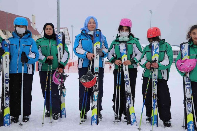 Kırsaldaki Öğrenciler Kayakla Tanışıyor