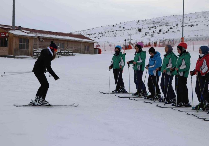 Kırsaldaki Öğrenciler Kayakla Tanışıyor