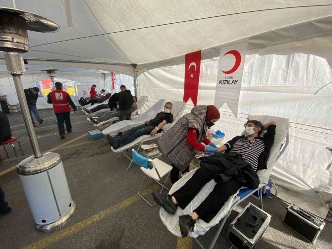 Yüzlerce Taksici Kontak Kapatarak Üsküdar’da Kan Bağışında Bulundu