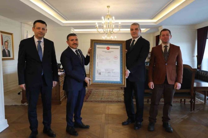 Vali Atay, Hükümet Konağının Tapusunu Aldı