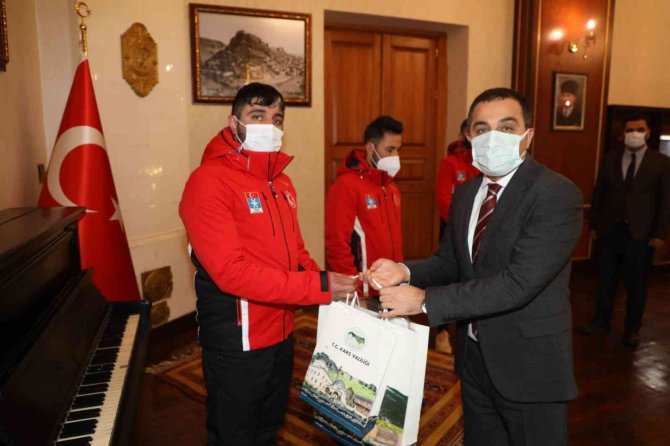 Vali Öksüz, Başarılı Kayakçıları Kabul Etti