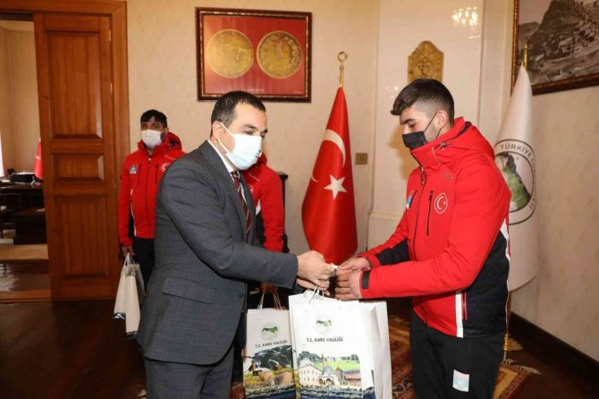 Vali Öksüz, Başarılı Kayakçıları Kabul Etti