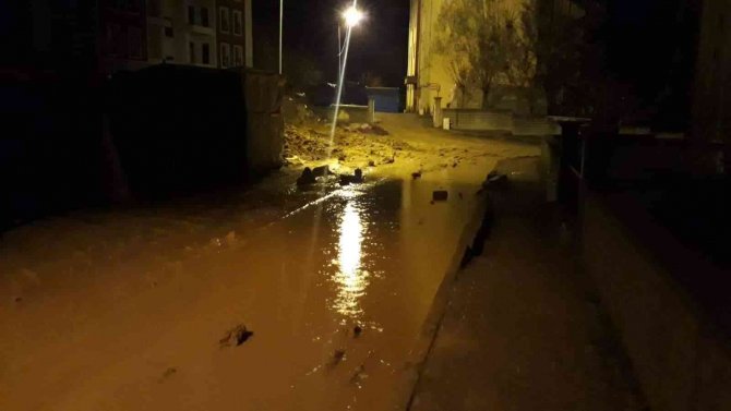İ̇nşaattan Yola İnen Çamur Vatandaşın Tepkisine Neden Oldu