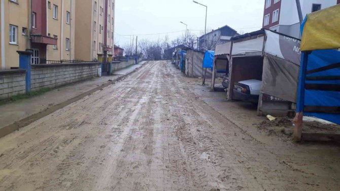 İ̇nşaattan Yola İnen Çamur Vatandaşın Tepkisine Neden Oldu