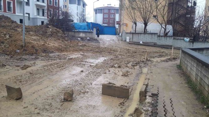 İ̇nşaattan Yola İnen Çamur Vatandaşın Tepkisine Neden Oldu