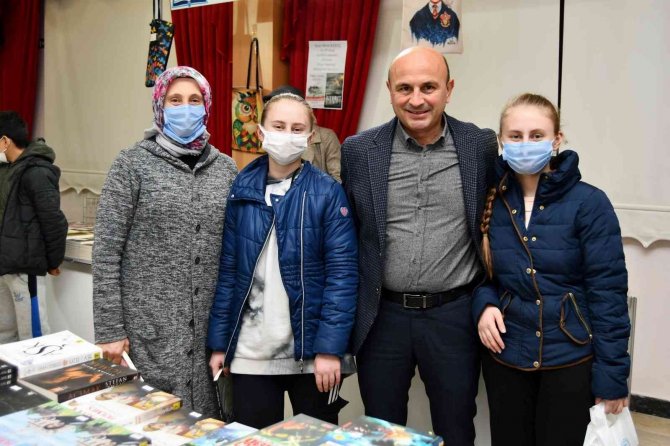 Altınova Kitap Fuarına Büyük İlgi