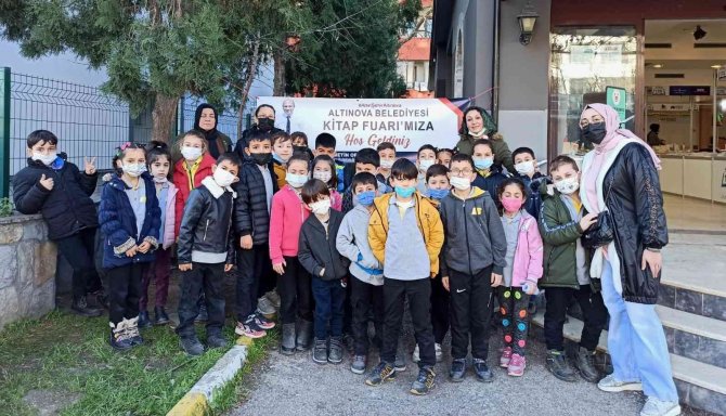 Altınova Kitap Fuarına Büyük İlgi