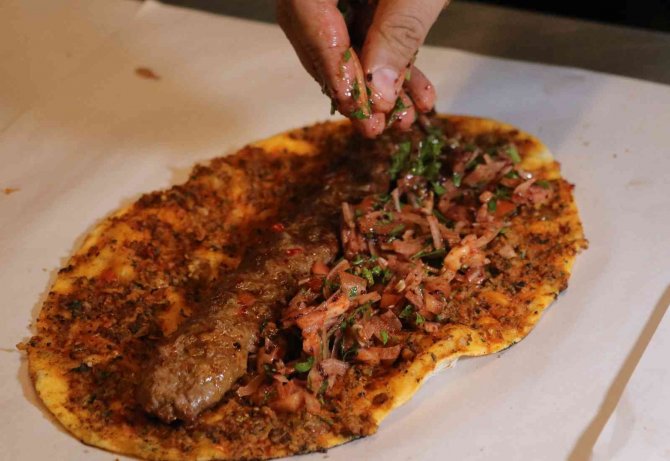 Adana’da Yeni Trend: "Lahmacun Arası Kebap"