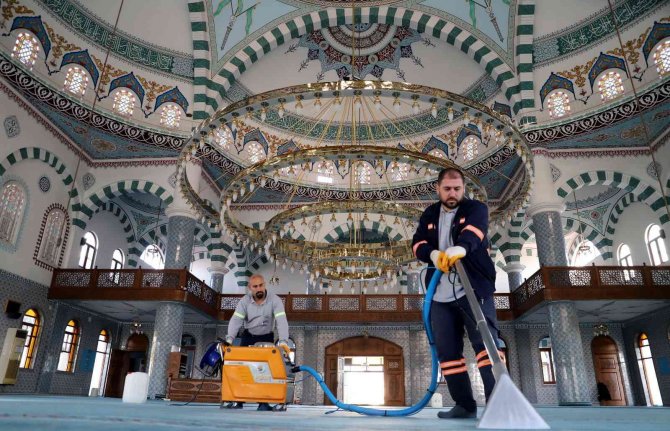 Akdeniz Belediyesi, İbadethanelerin Temizliğine Devam Ediyor