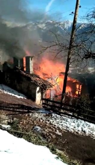 Artvin’de İki Katlı Ev Yanarak Kullanılamaz Hale Geldi
