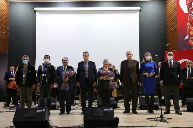 Edremit Belediyesi Yurdun Sesi Korosu Sahne Aldı